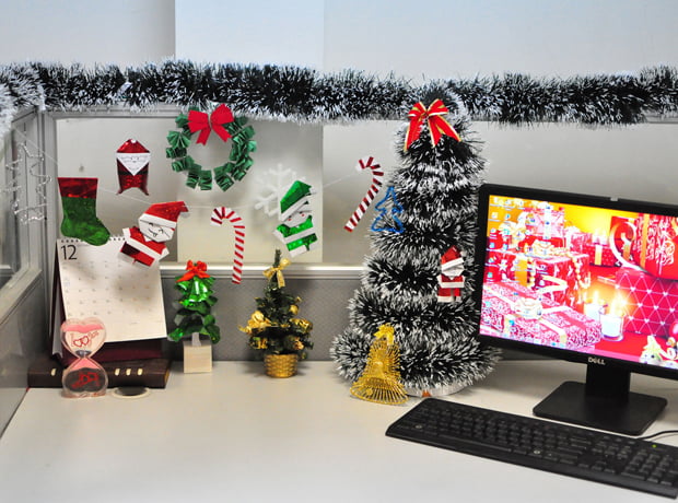 Hãy chuẩn bị cho mùa Giáng sinh 2024 bằng cách trang trí văn phòng đầy ấm áp và lộng lẫy! Một vòng đèn LED tinh tế, cây thông xanh tươi, và các hộp quà xinh xắn sẽ mang lại không khí lễ hội đầy sôi động và niềm vui cho các thành viên trong văn phòng của bạn.