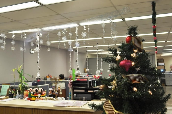 Tận dụng những tài nguyên sẵn có để tạo nên không gian Noel đơn giản nhưng đầy ý nghĩa cho văn phòng công ty của bạn vào mùa Giáng sinh